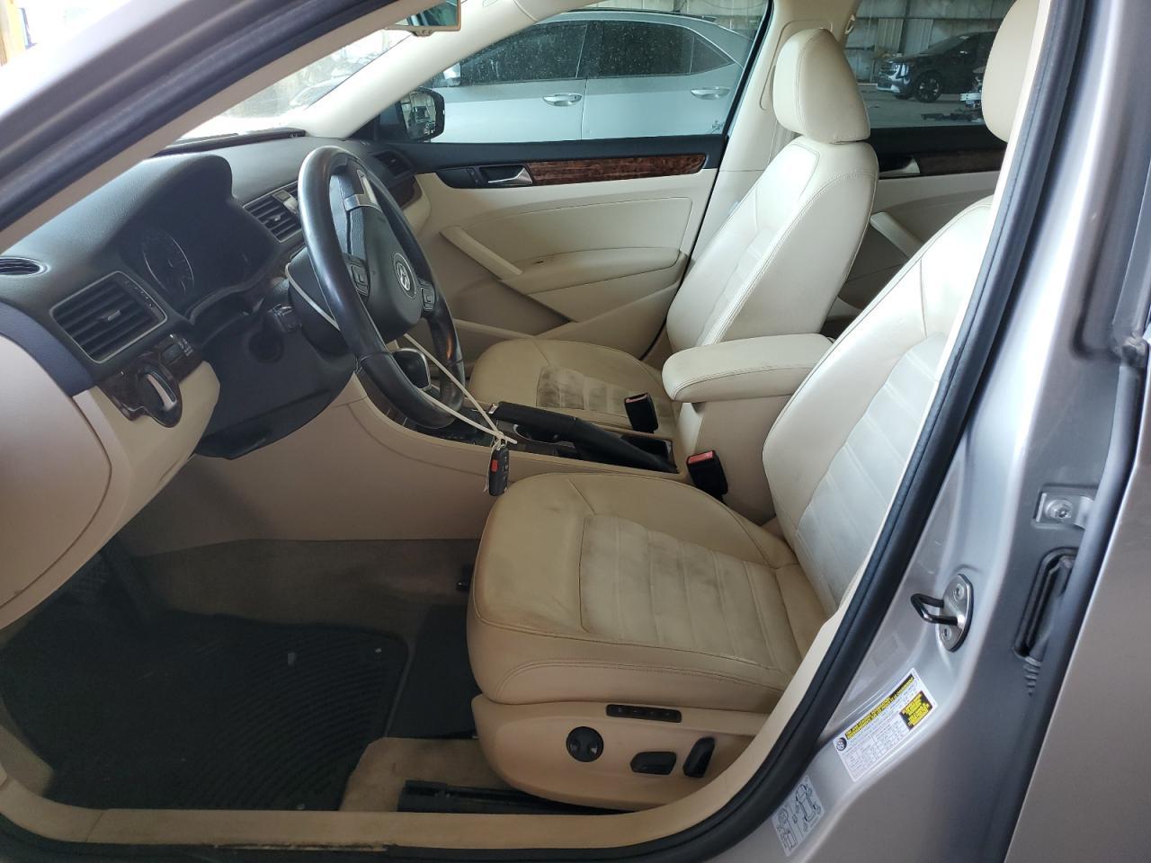 2013 VOLKSWAGEN Passat