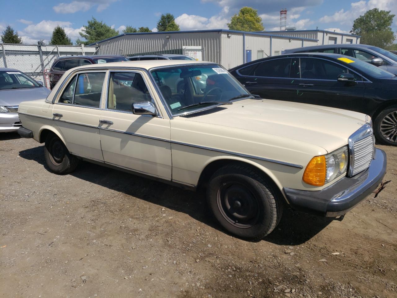 1980 MERCEDES-BENZ 240