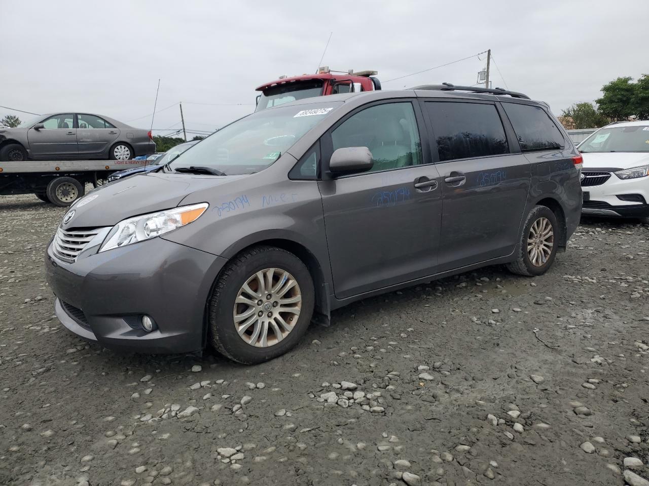 2012 TOYOTA SIENNA