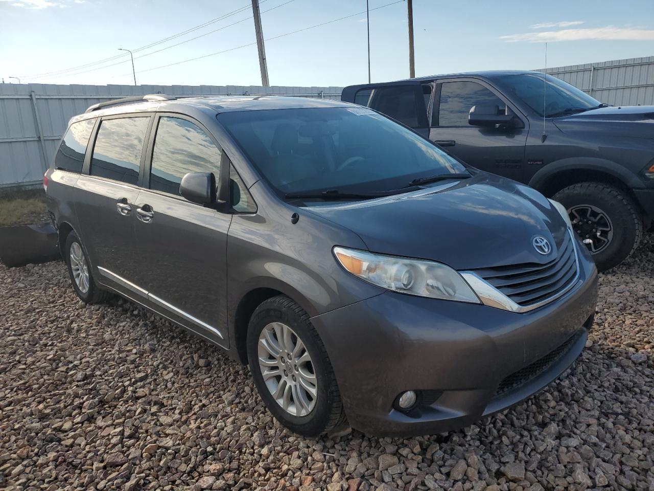 2014 TOYOTA SIENNA