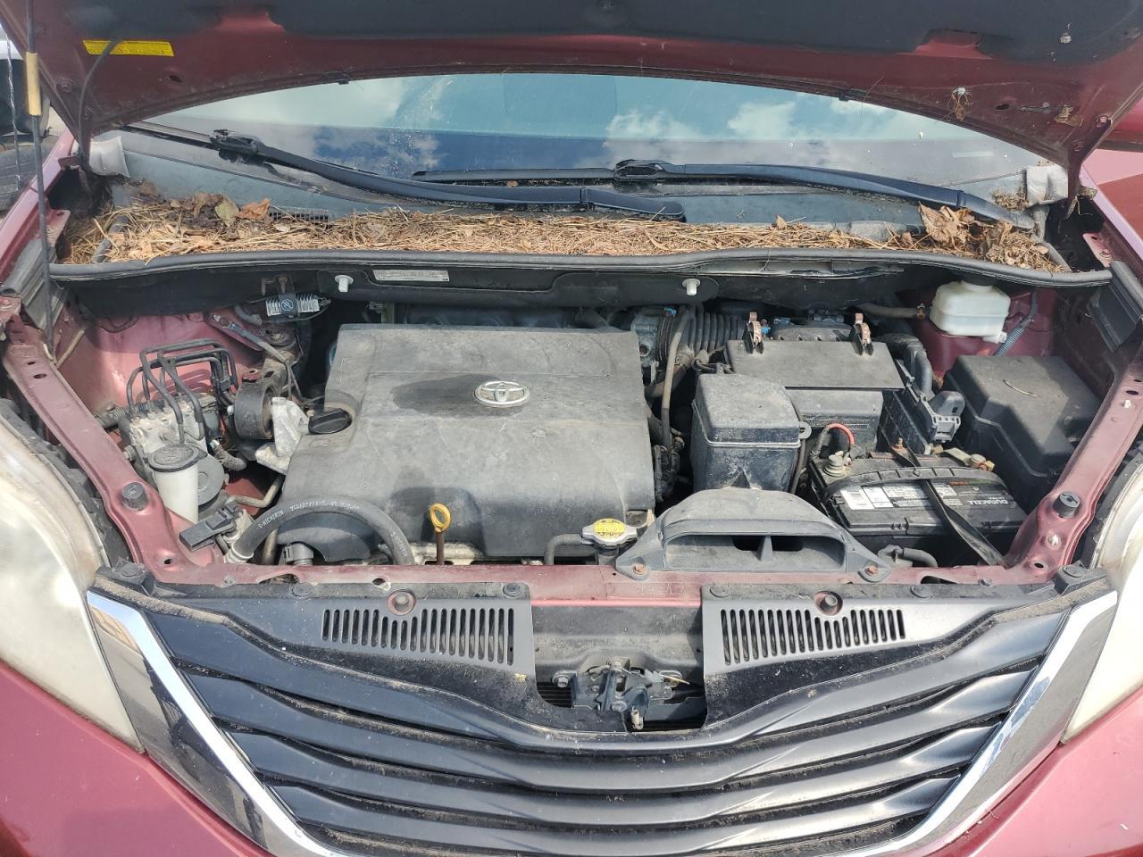 2011 TOYOTA SIENNA