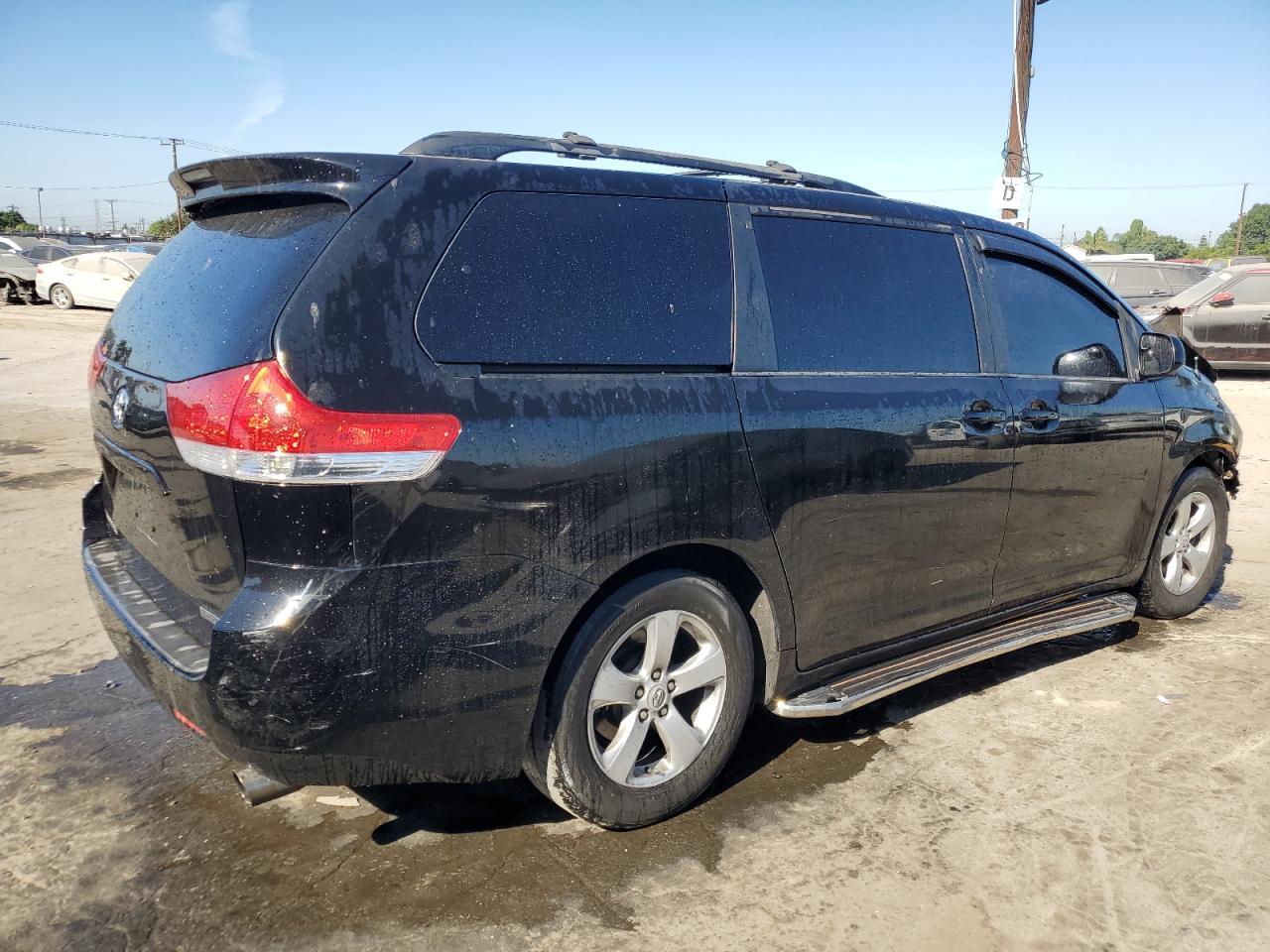 2011 TOYOTA SIENNA