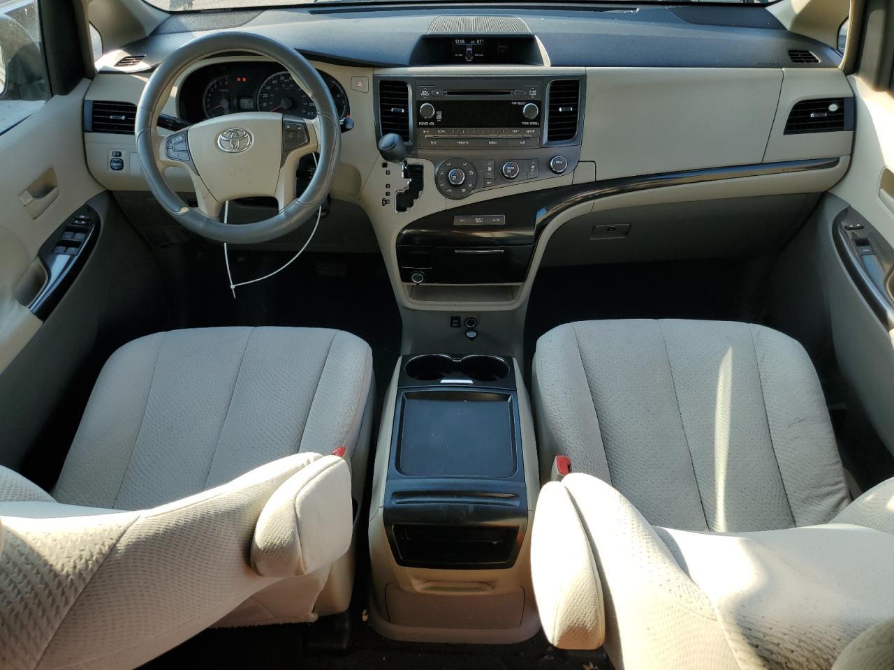 2011 TOYOTA SIENNA