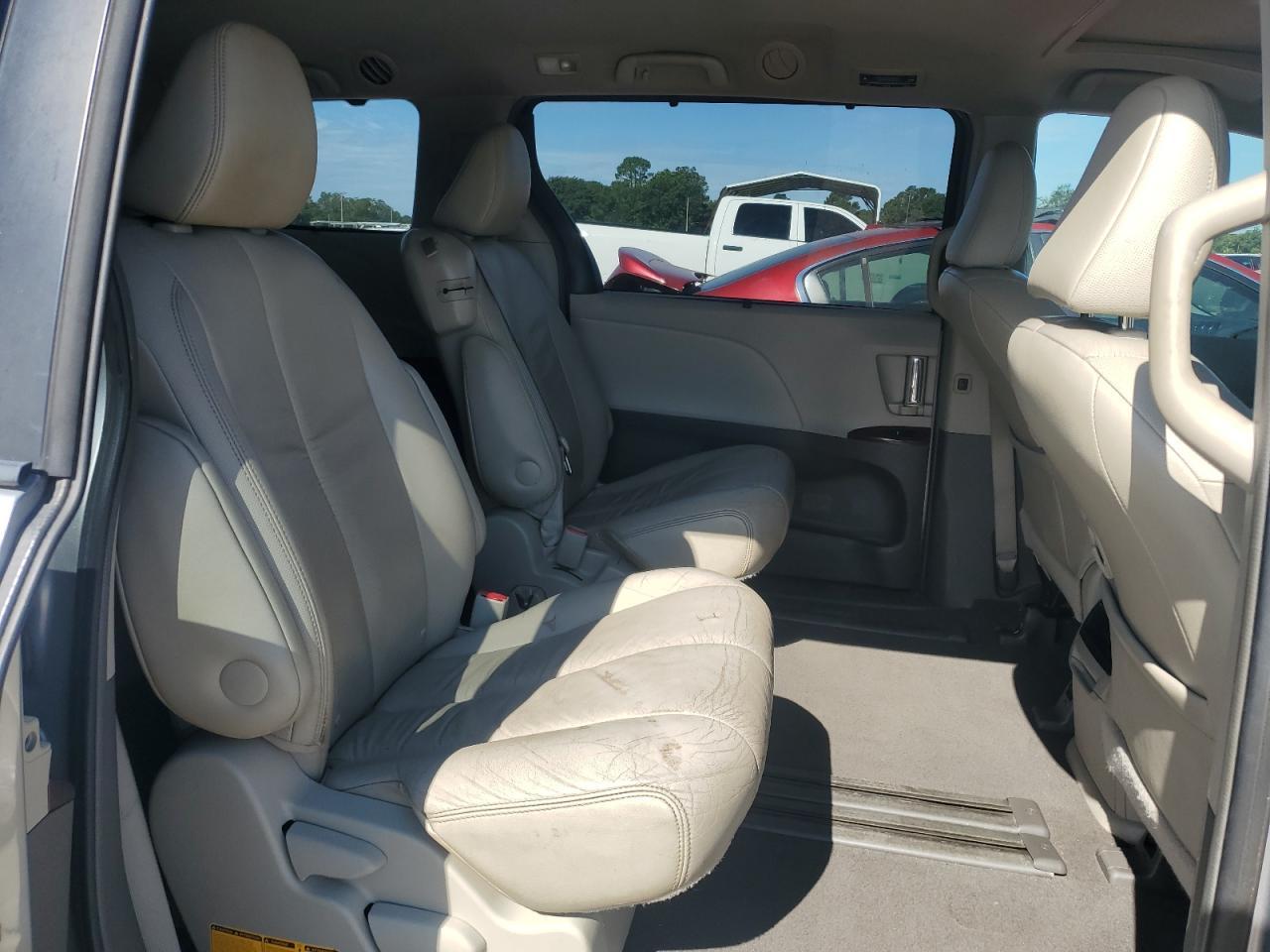2011 TOYOTA SIENNA