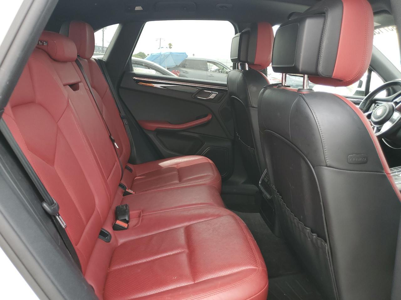 2017 PORSCHE Macan