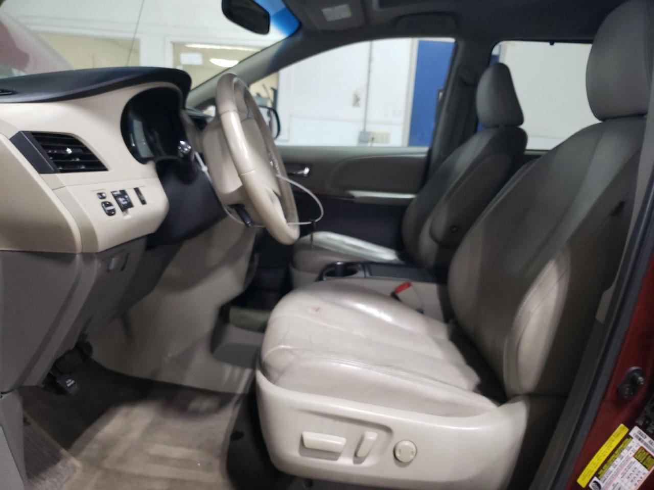 2013 TOYOTA SIENNA