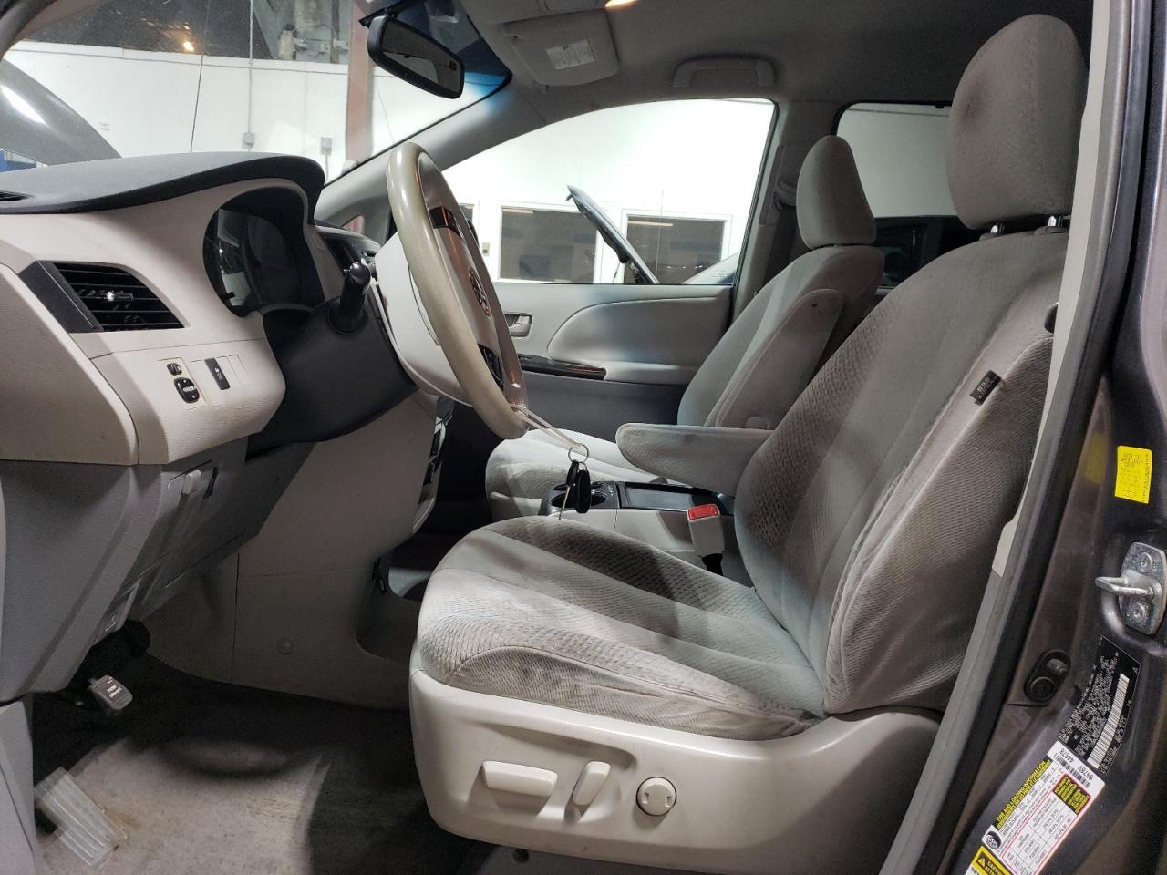 2011 TOYOTA SIENNA