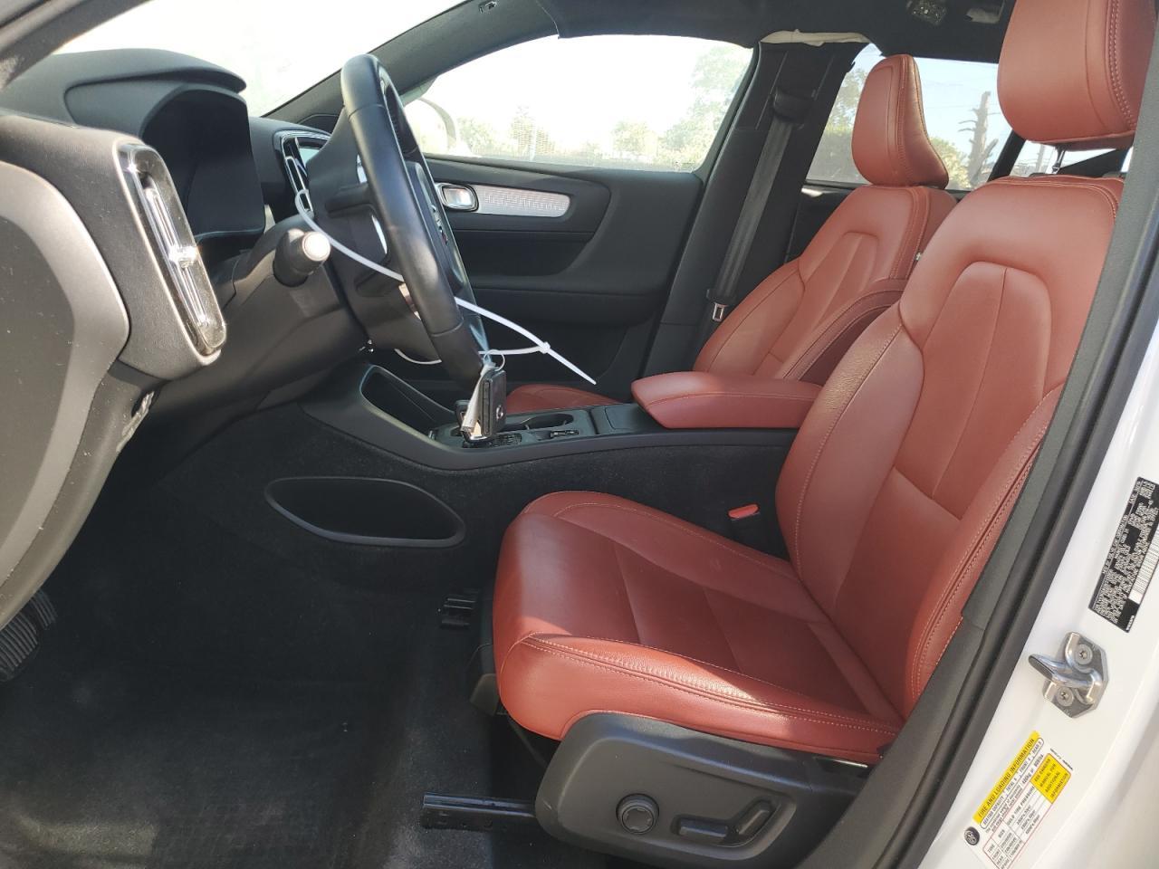 2019 VOLVO XC40