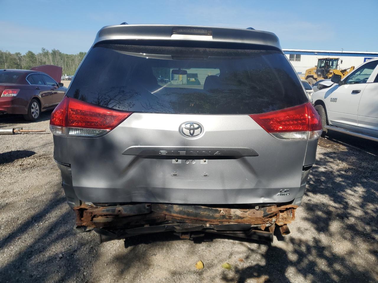 2011 TOYOTA SIENNA