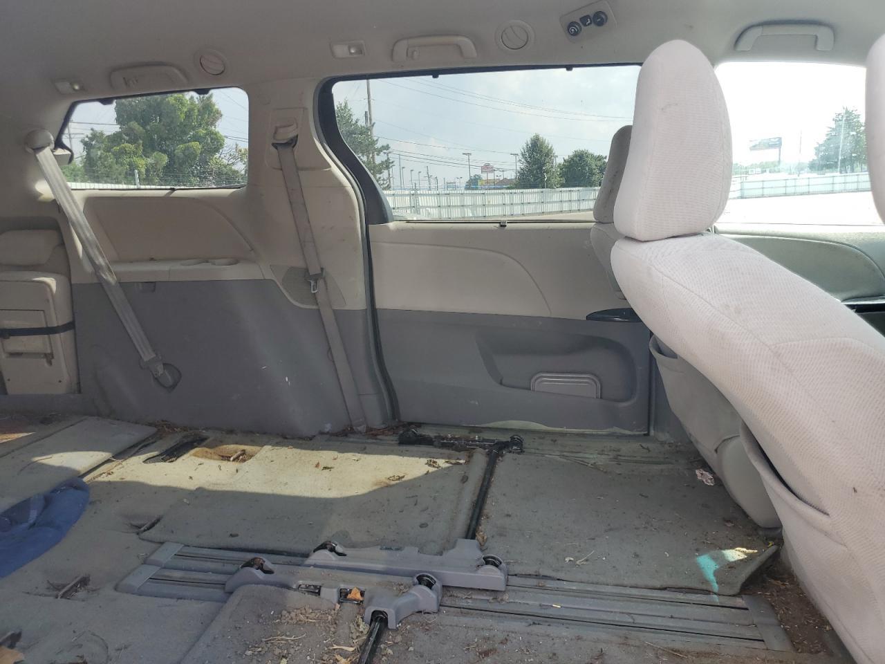 2011 TOYOTA SIENNA