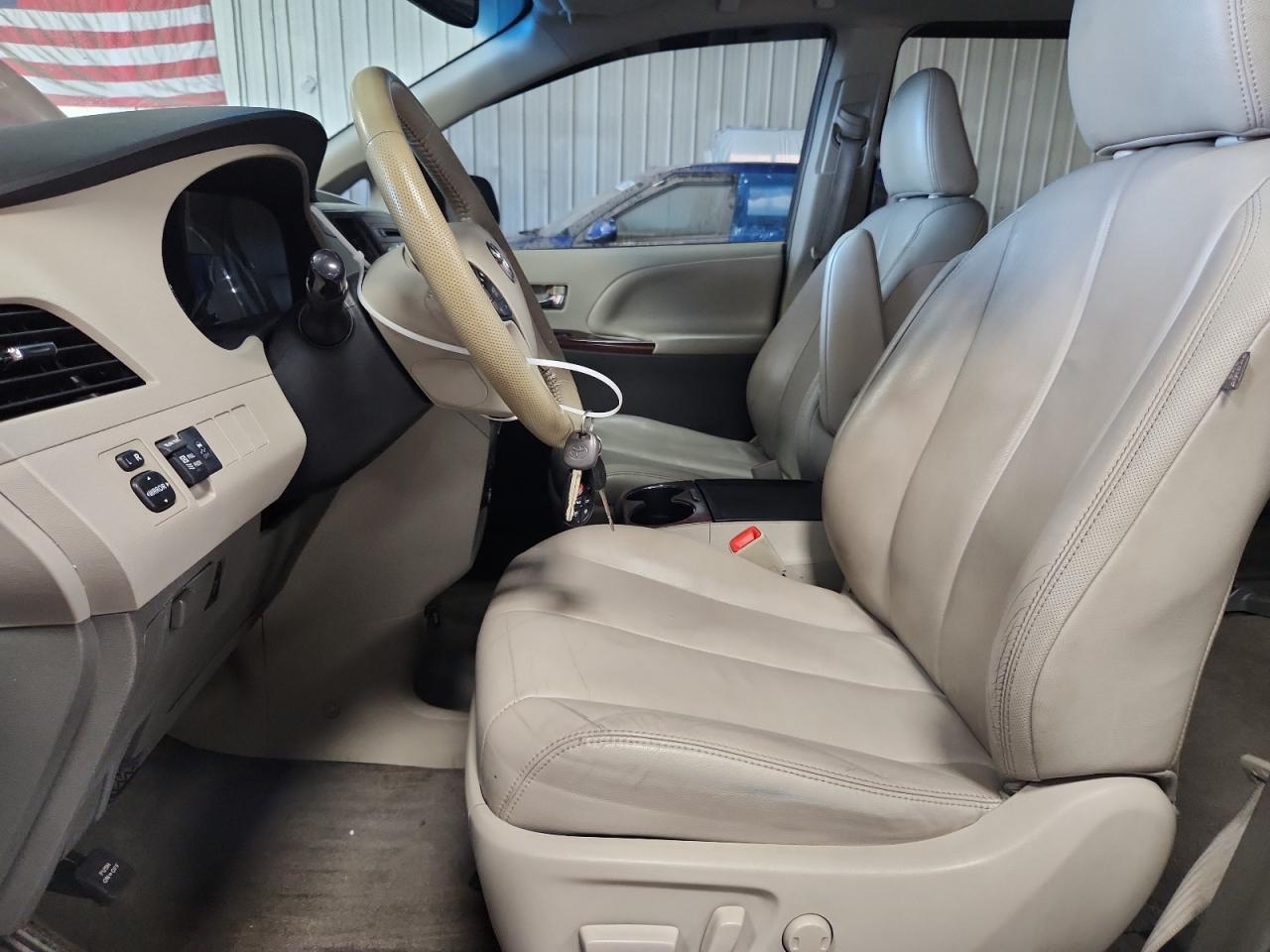 2013 TOYOTA SIENNA