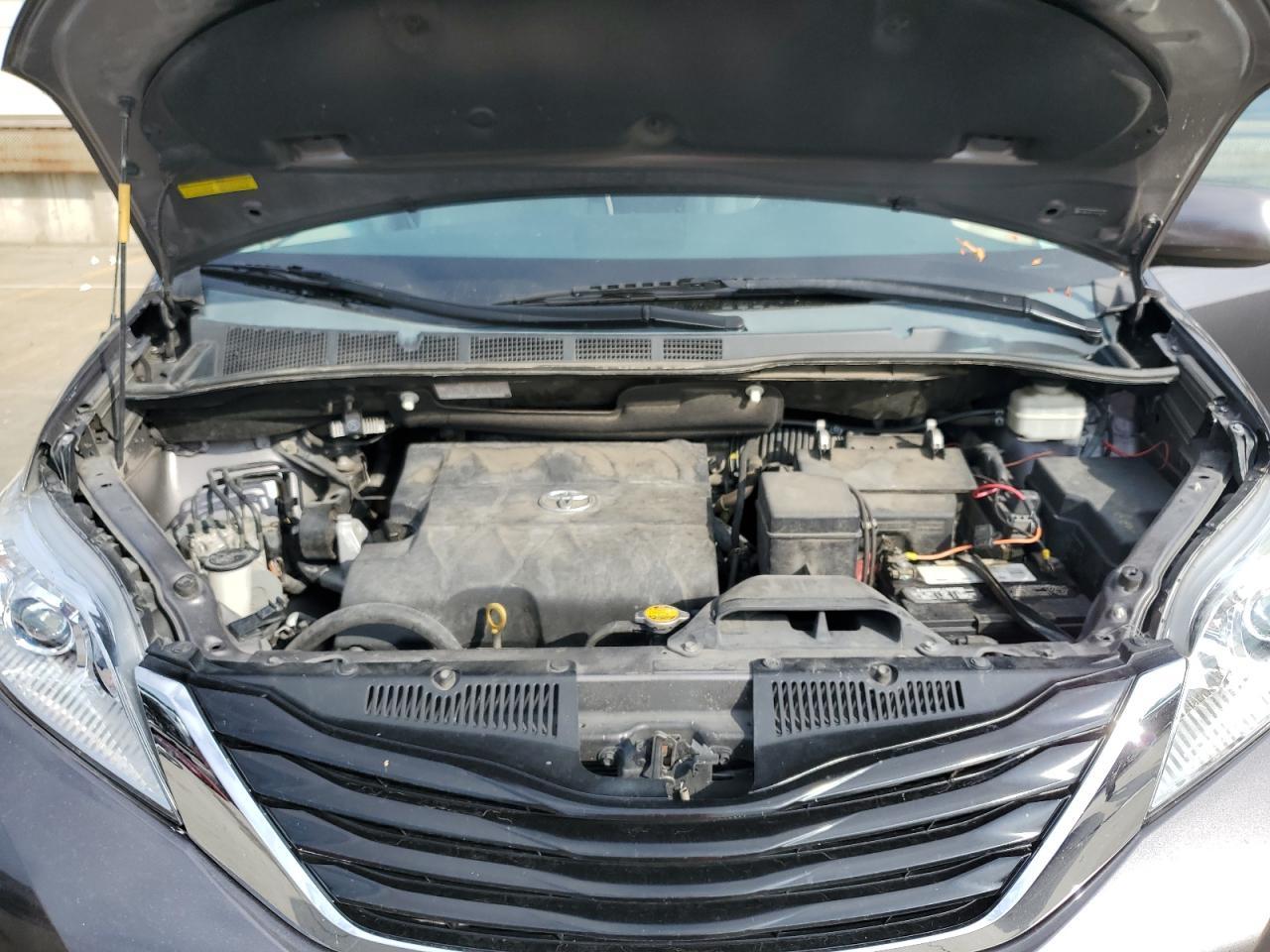 2013 TOYOTA SIENNA