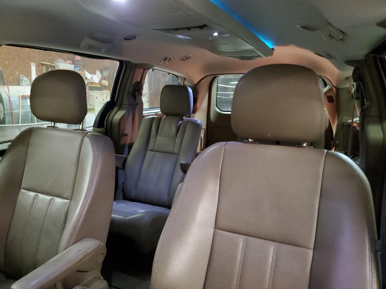 2011 CHRYSLER Town & Country