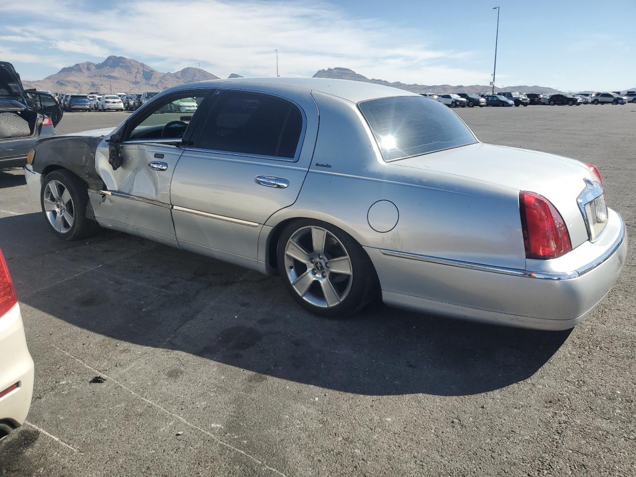 2000 LINCOLN Town Car