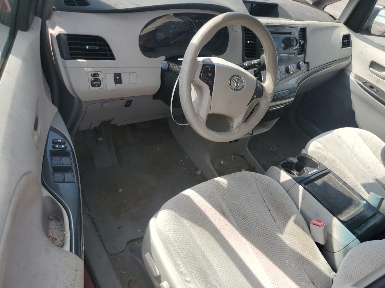 2011 TOYOTA SIENNA
