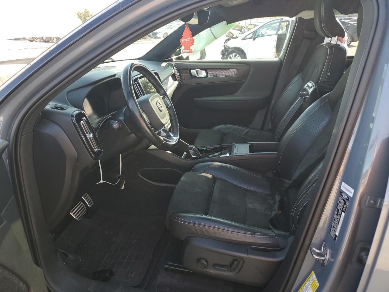 2021 VOLVO XC40