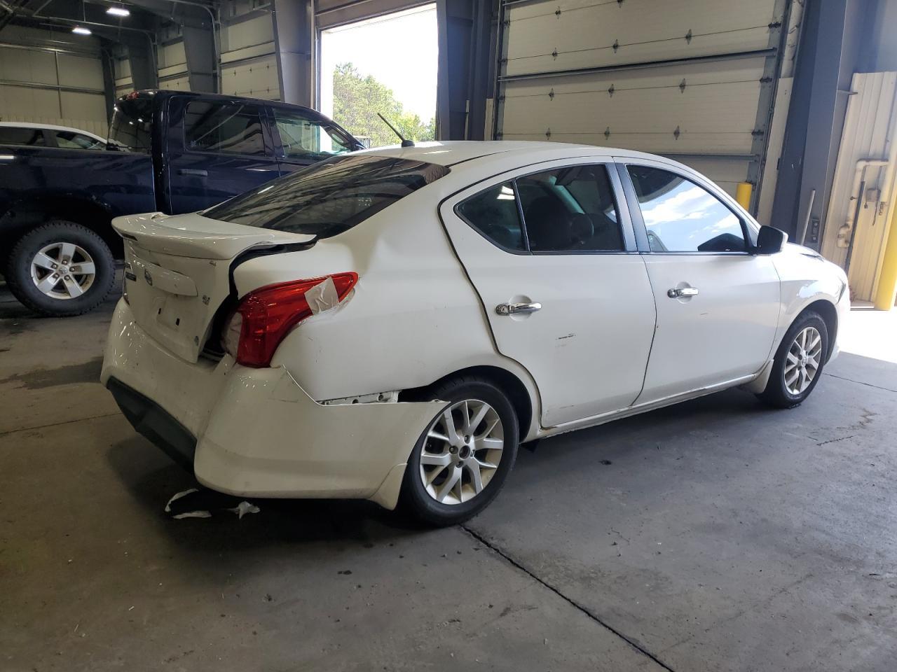 2015 NISSAN VERSA