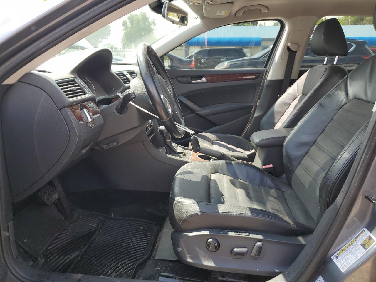 2013 VOLKSWAGEN Passat