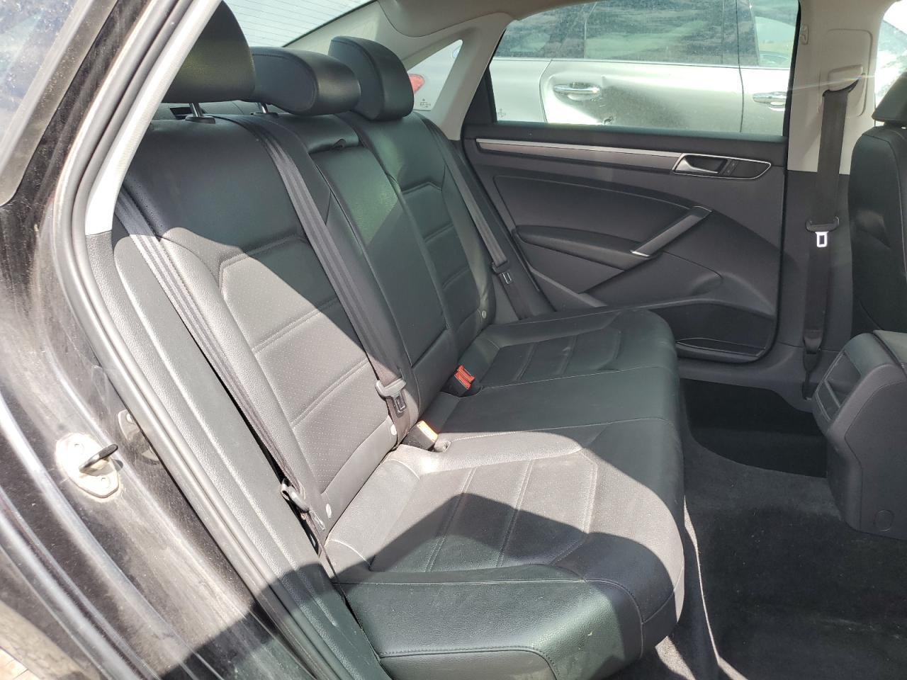 2017 VOLKSWAGEN Passat