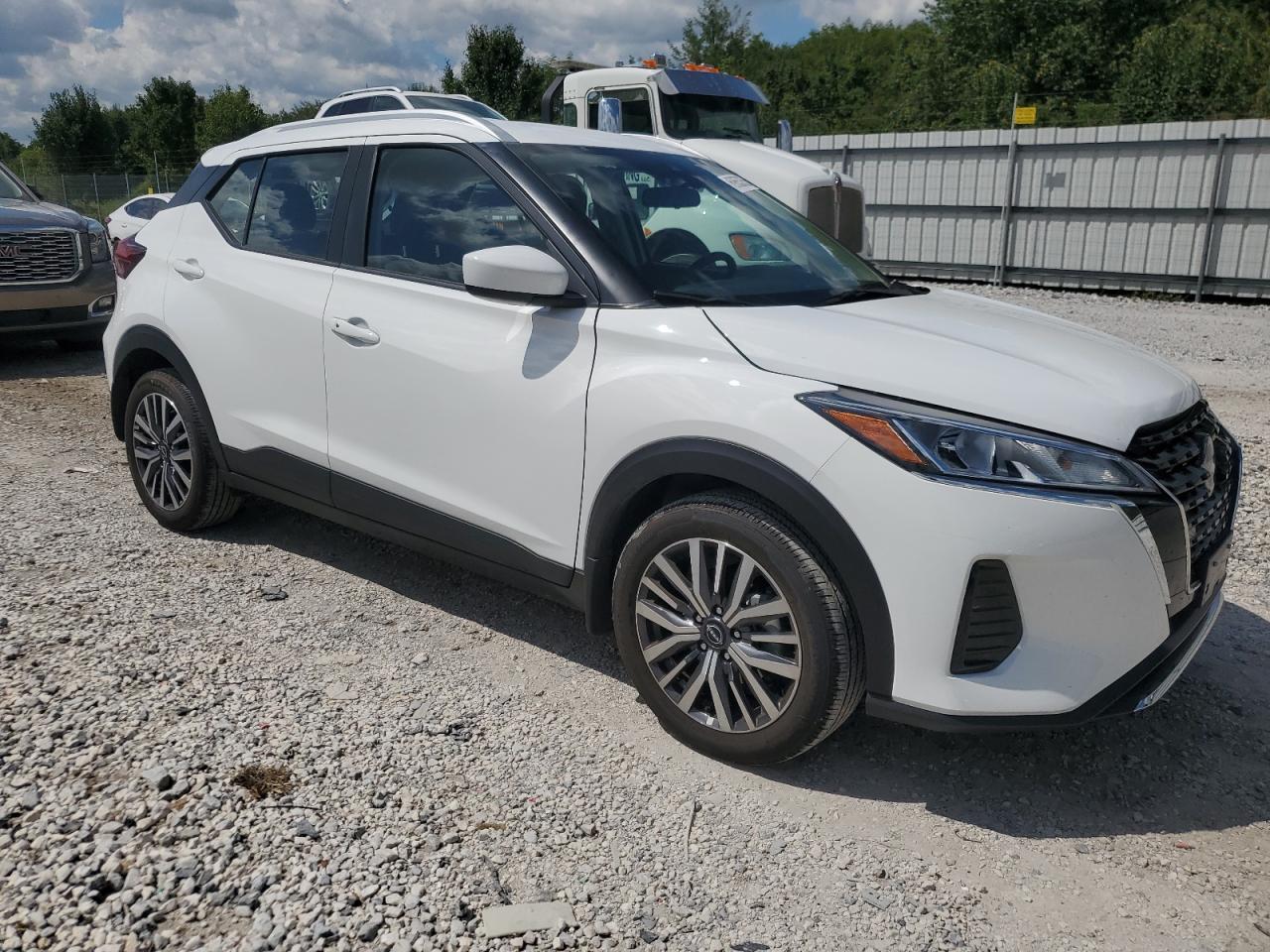 2024 NISSAN KICKS