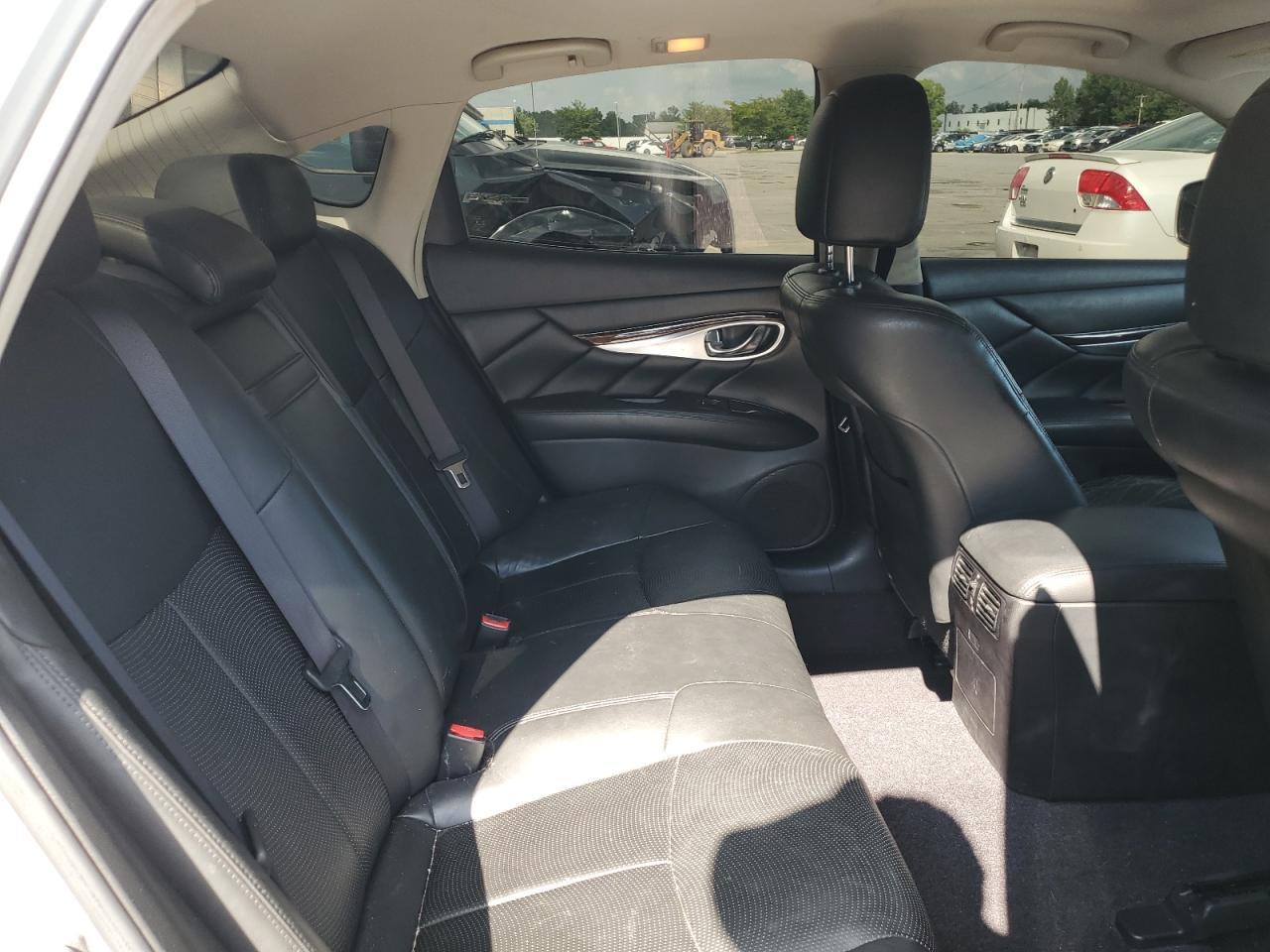 2011 INFINITI M37