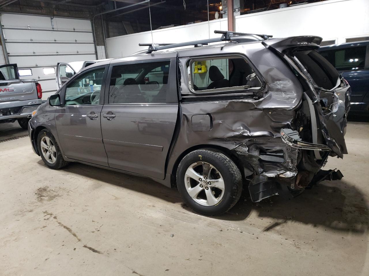 2011 TOYOTA SIENNA