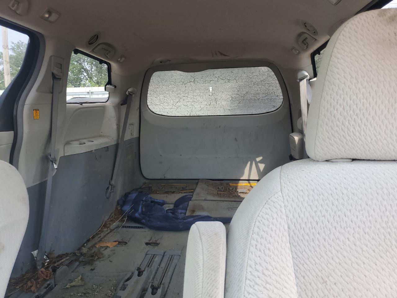 2011 TOYOTA SIENNA