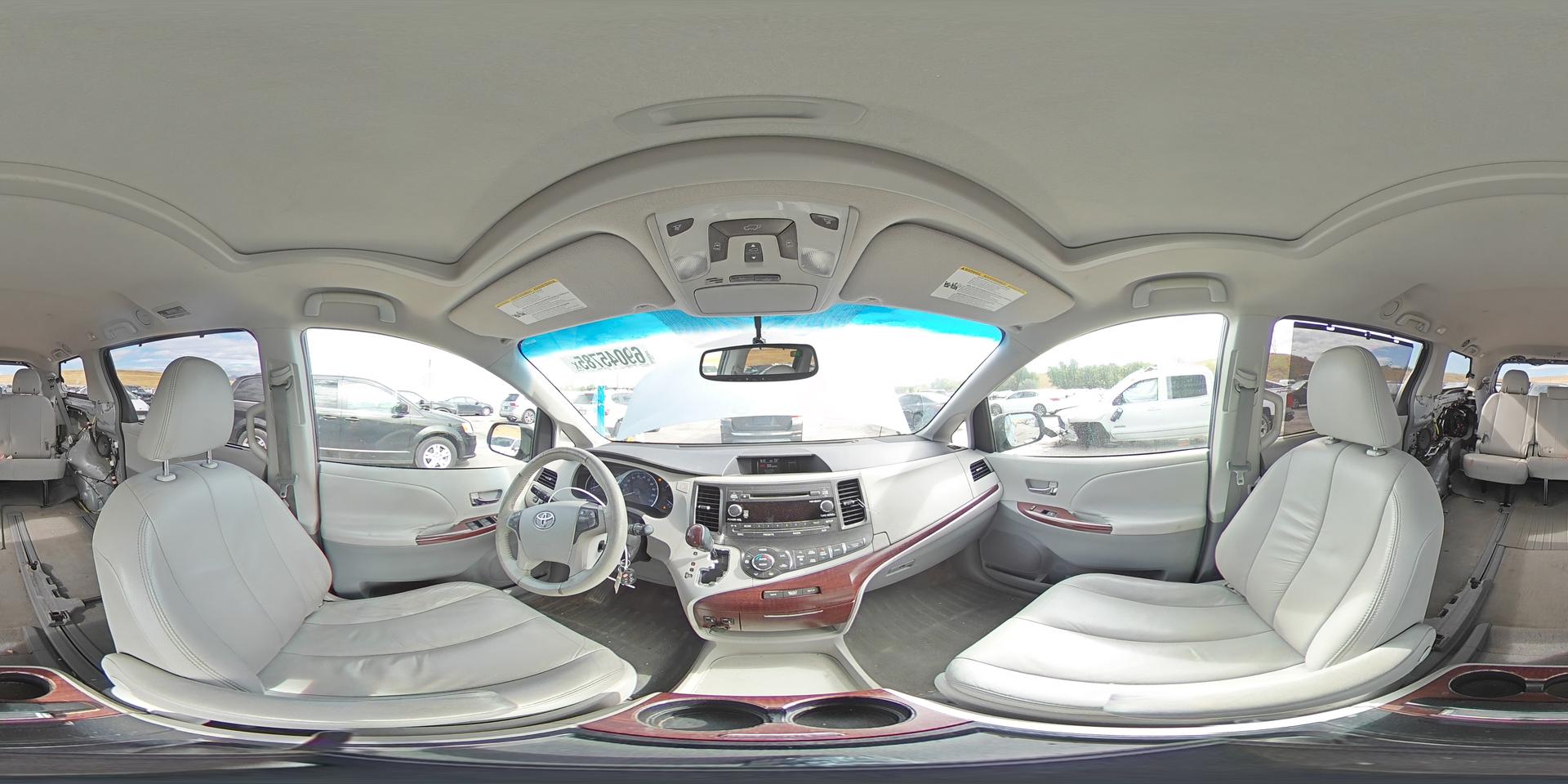 2011 TOYOTA SIENNA