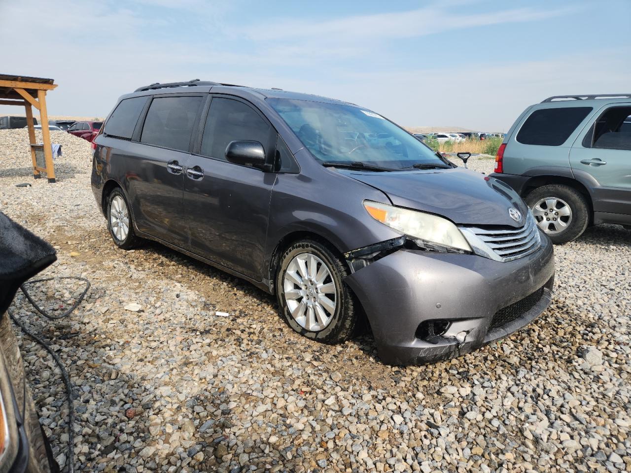 2011 TOYOTA SIENNA