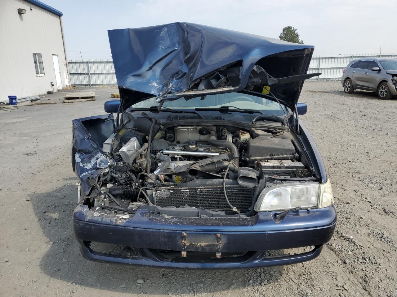 1999 VOLVO V70