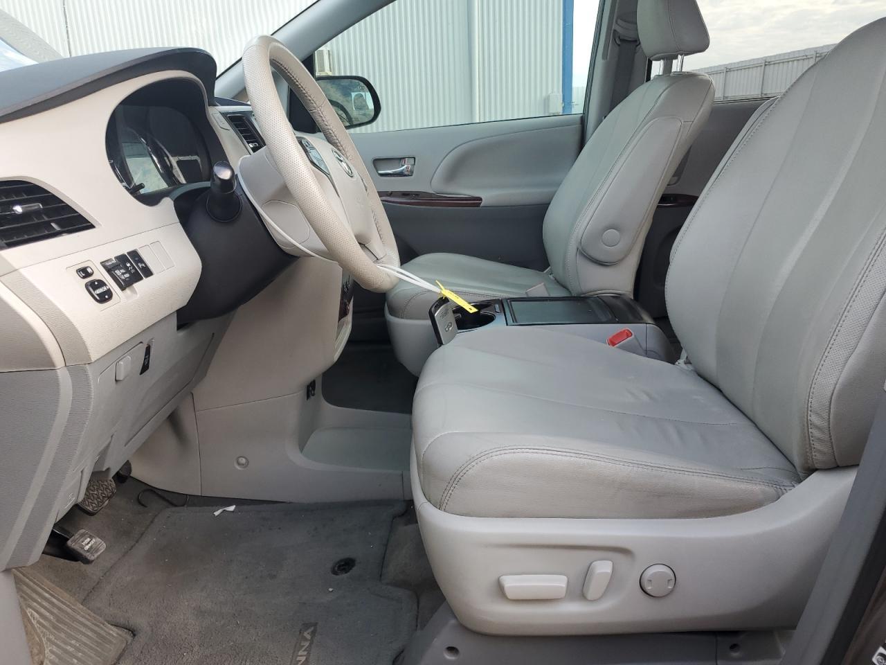 2014 TOYOTA SIENNA