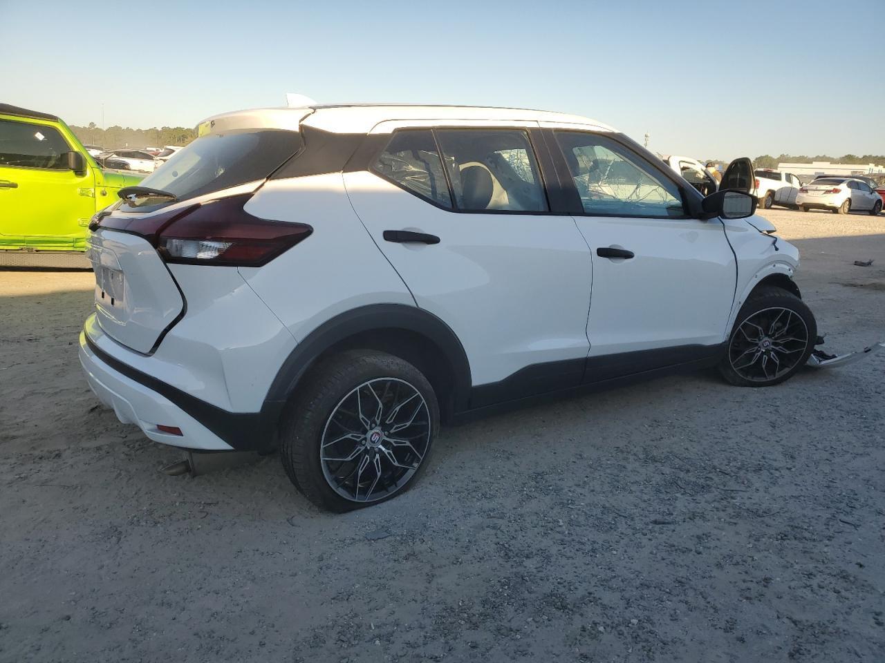 2022 NISSAN KICKS