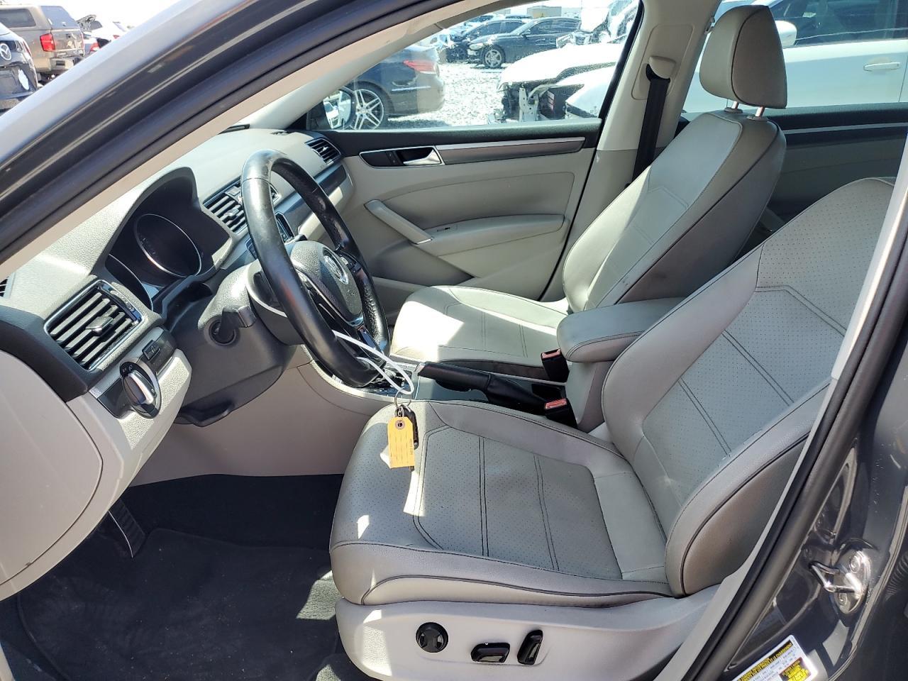 2017 VOLKSWAGEN Passat