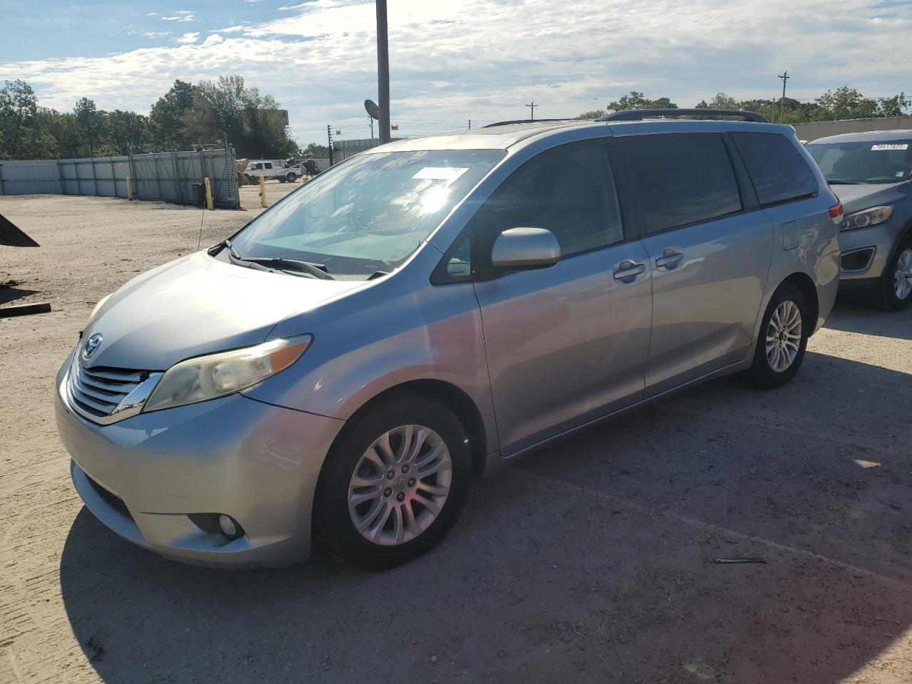 2011 TOYOTA SIENNA