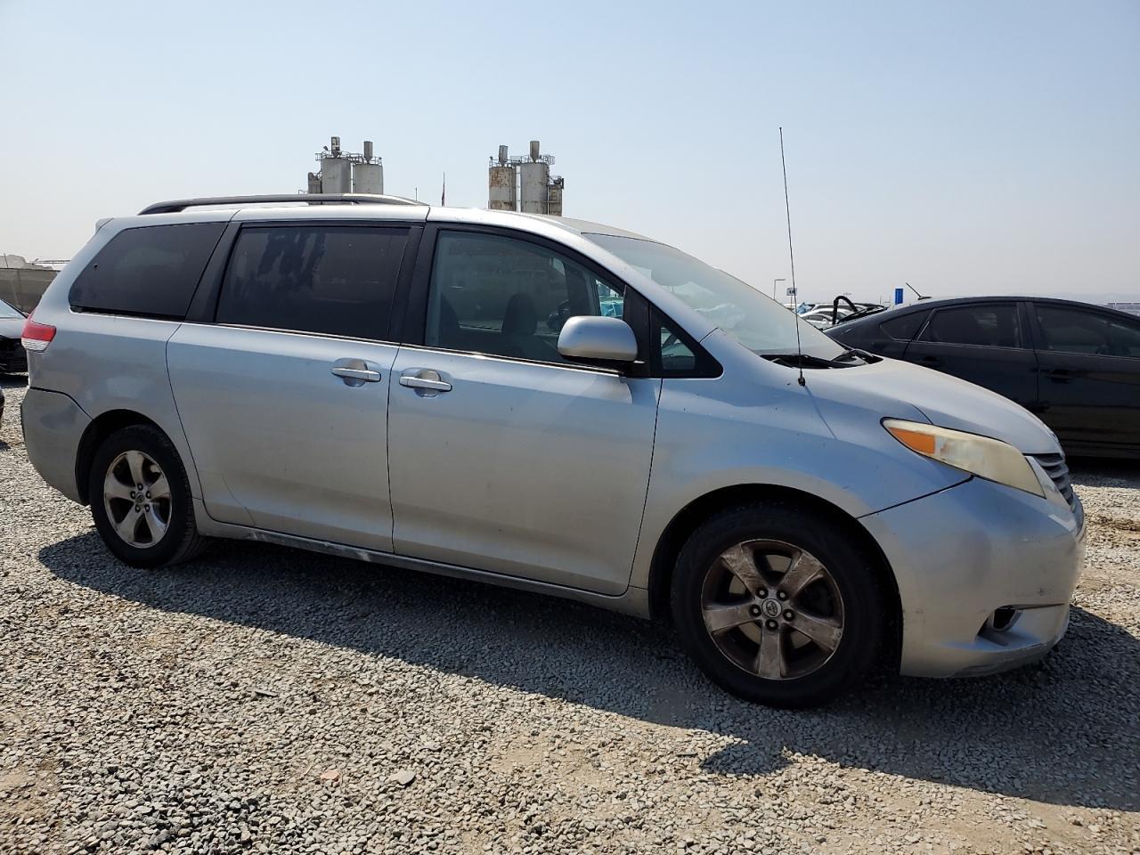 2011 TOYOTA SIENNA