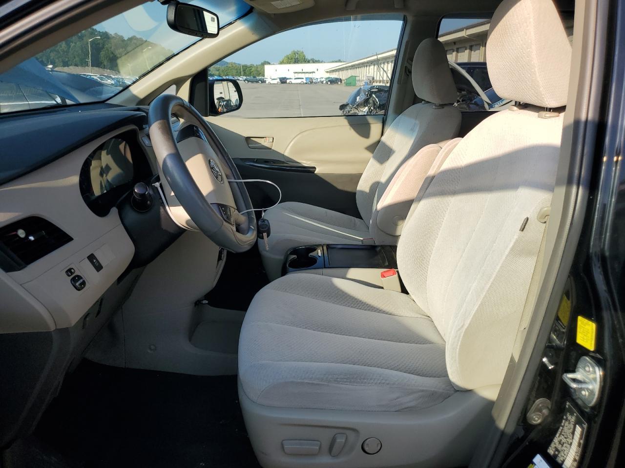 2011 TOYOTA SIENNA