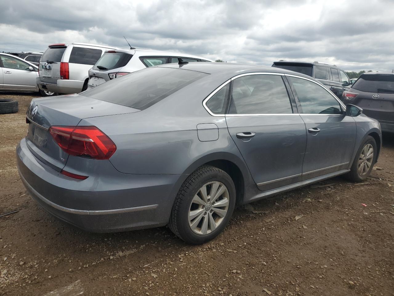2017 VOLKSWAGEN Passat