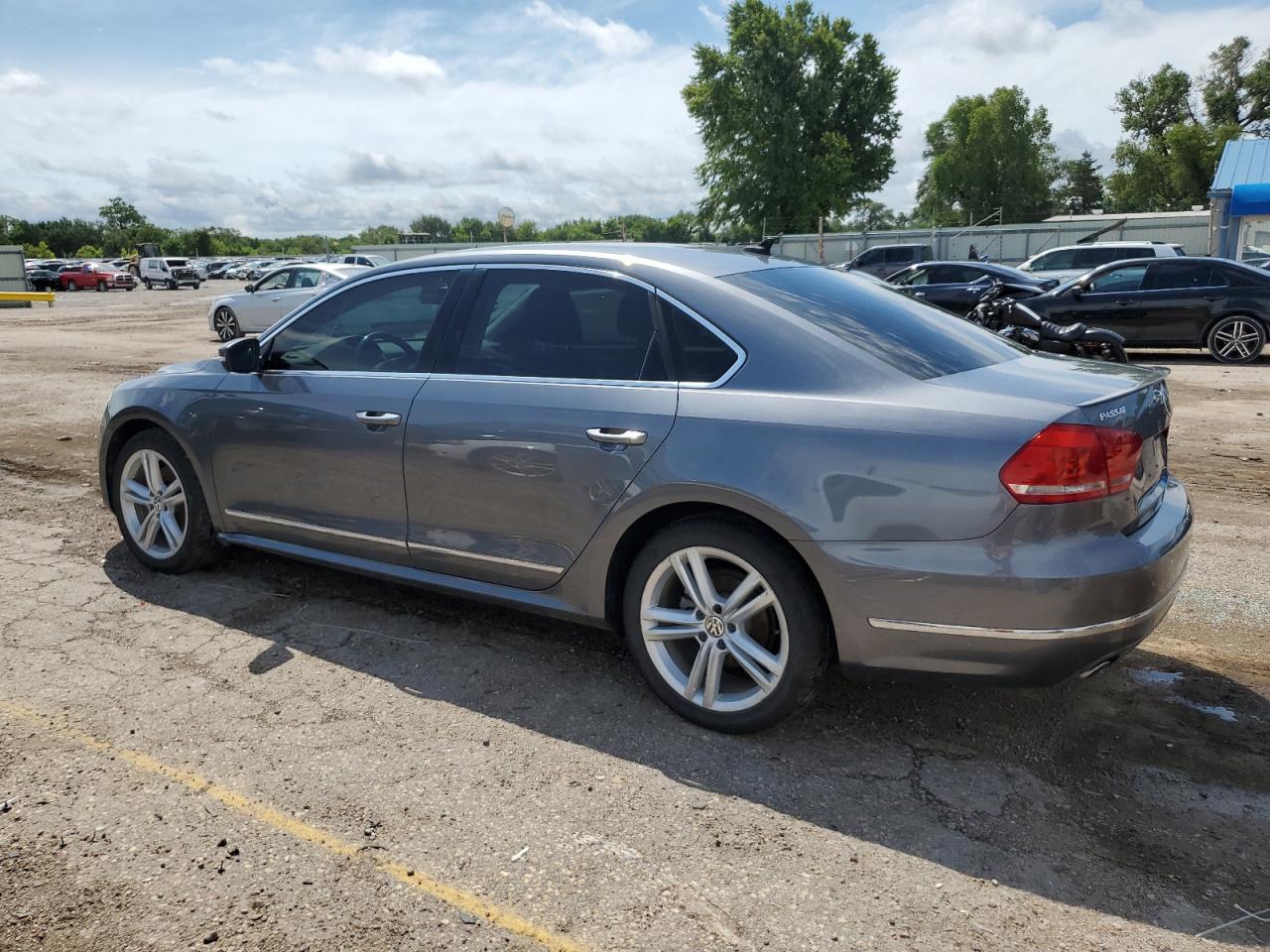 2013 VOLKSWAGEN Passat