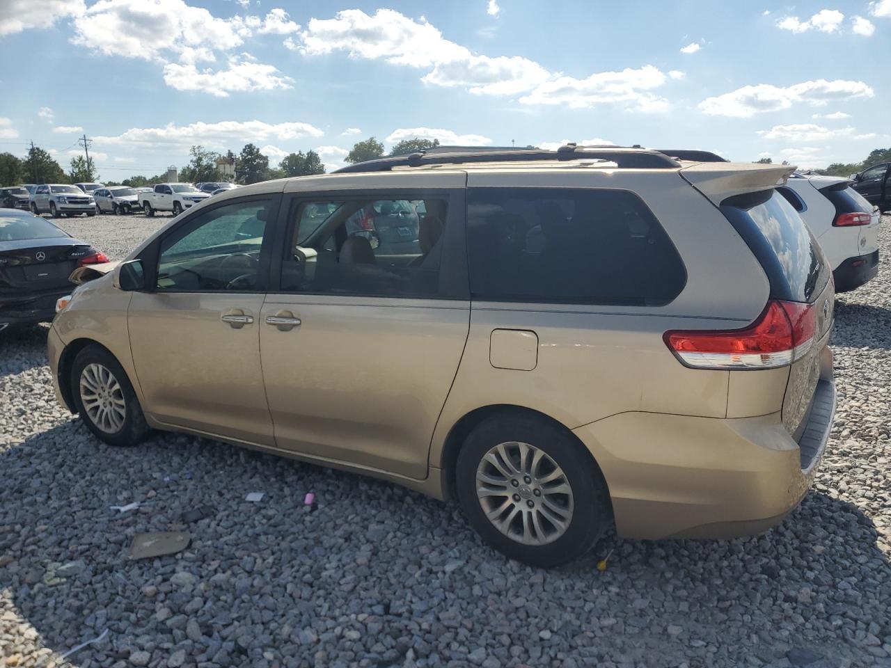 2012 TOYOTA SIENNA