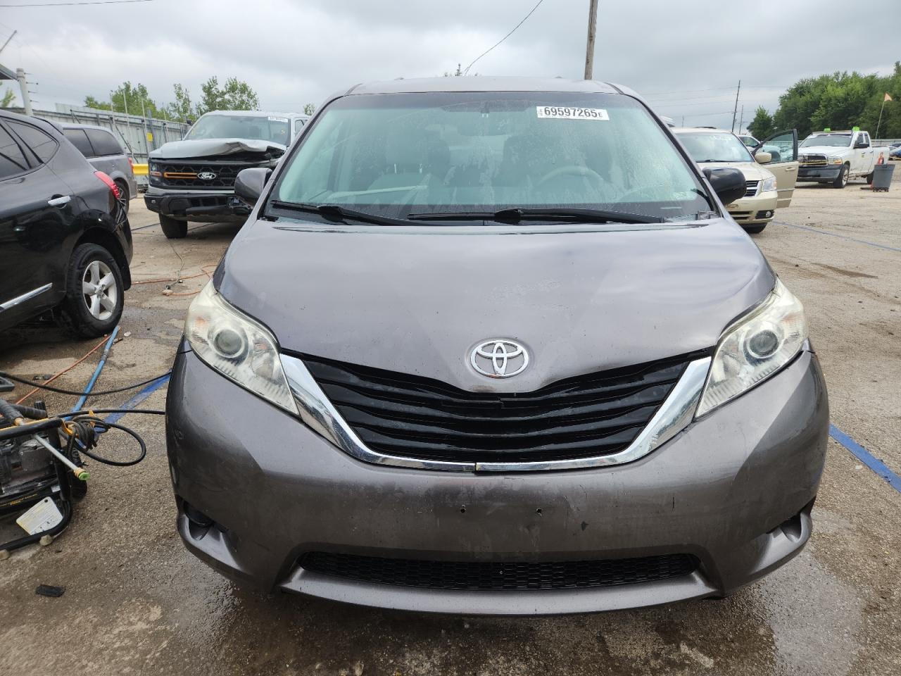 2011 TOYOTA SIENNA