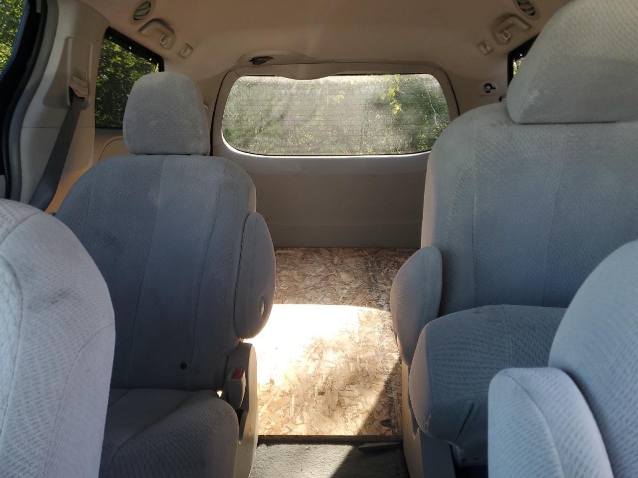 2011 TOYOTA SIENNA