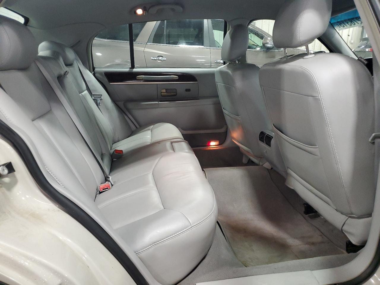 2006 LINCOLN Town Car