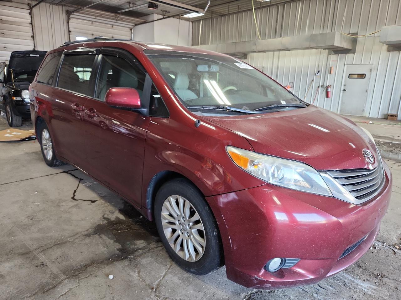 2013 TOYOTA SIENNA