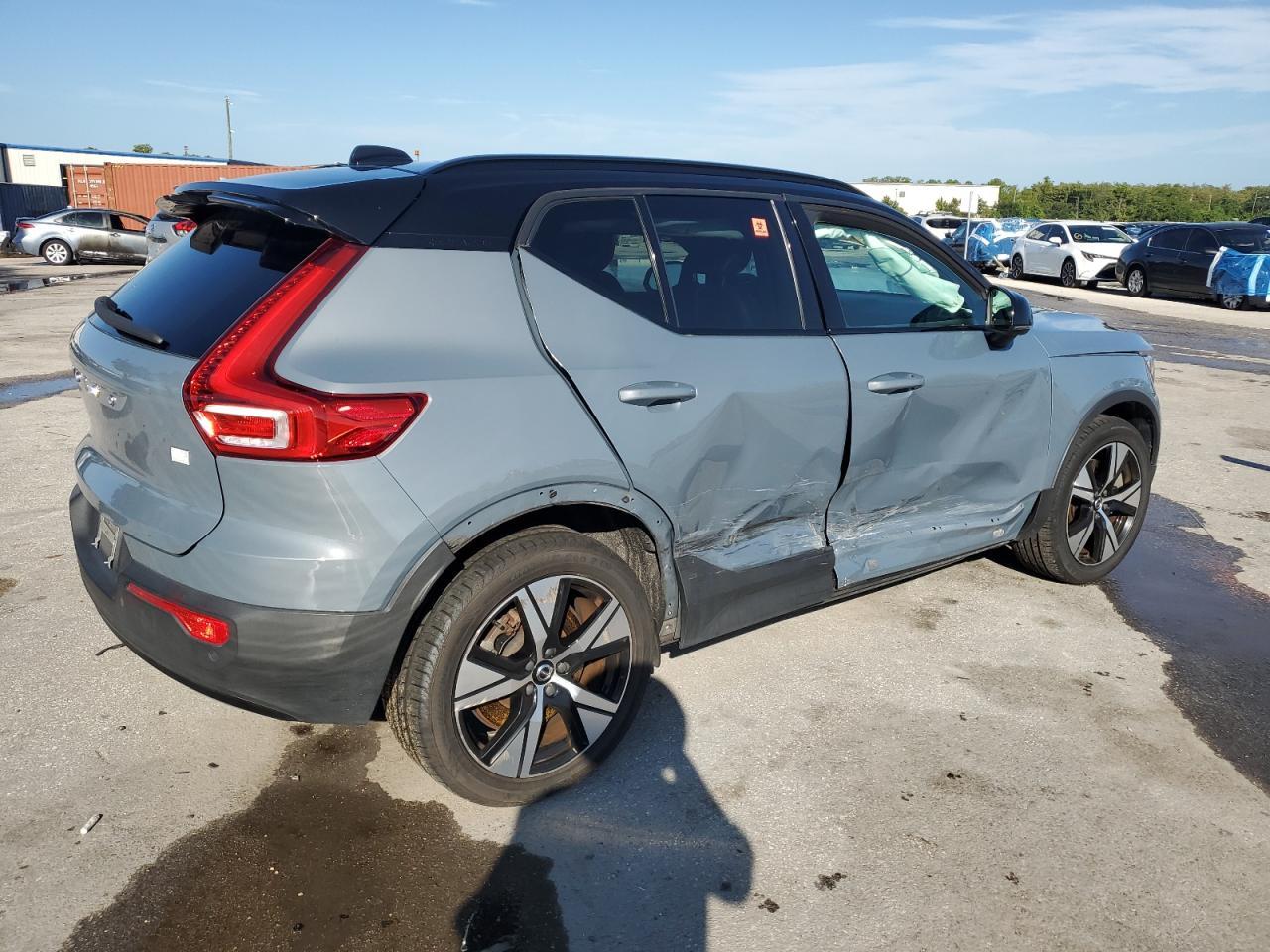 2021 VOLVO XC40