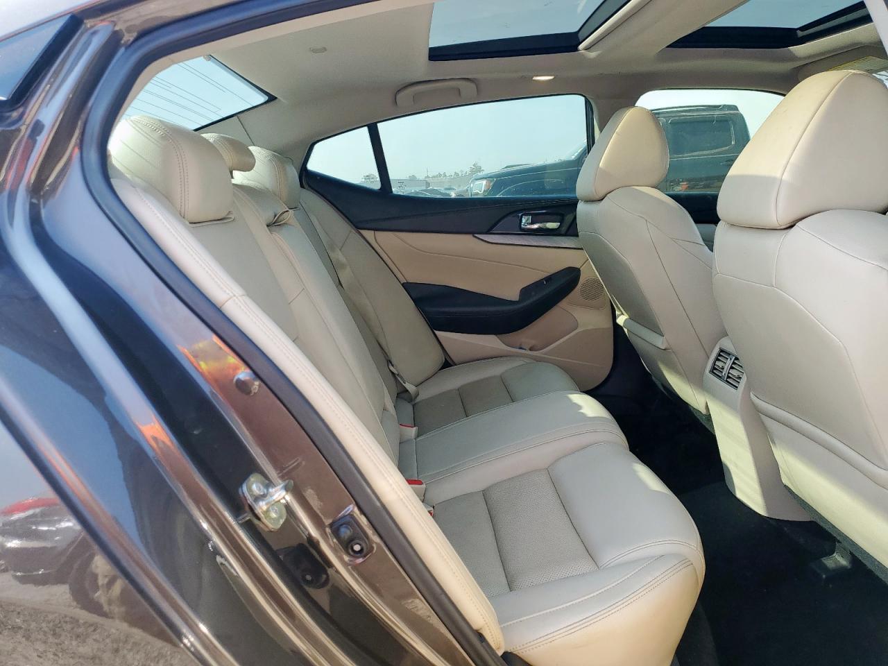 2017 NISSAN Maxima