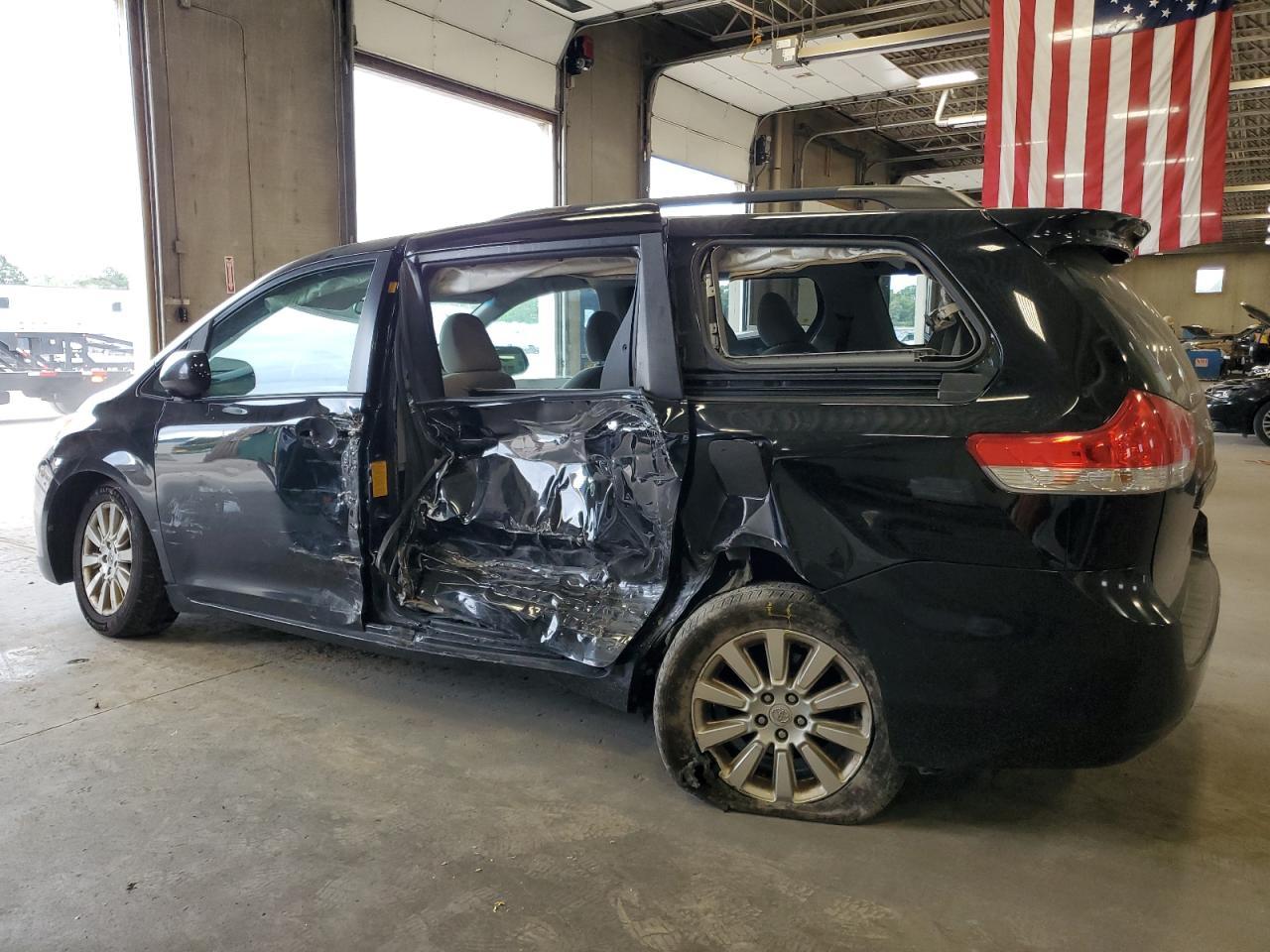 2011 TOYOTA SIENNA