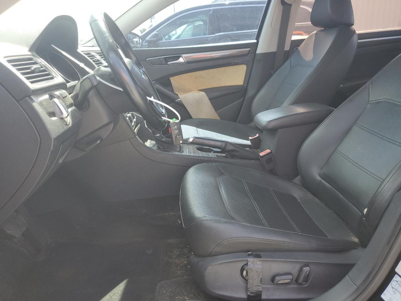 2016 VOLKSWAGEN Passat