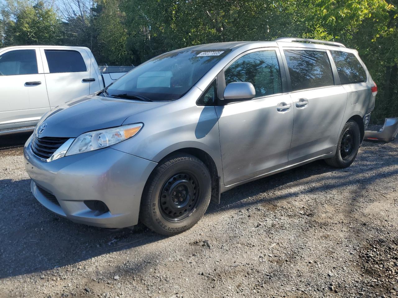 2011 TOYOTA SIENNA