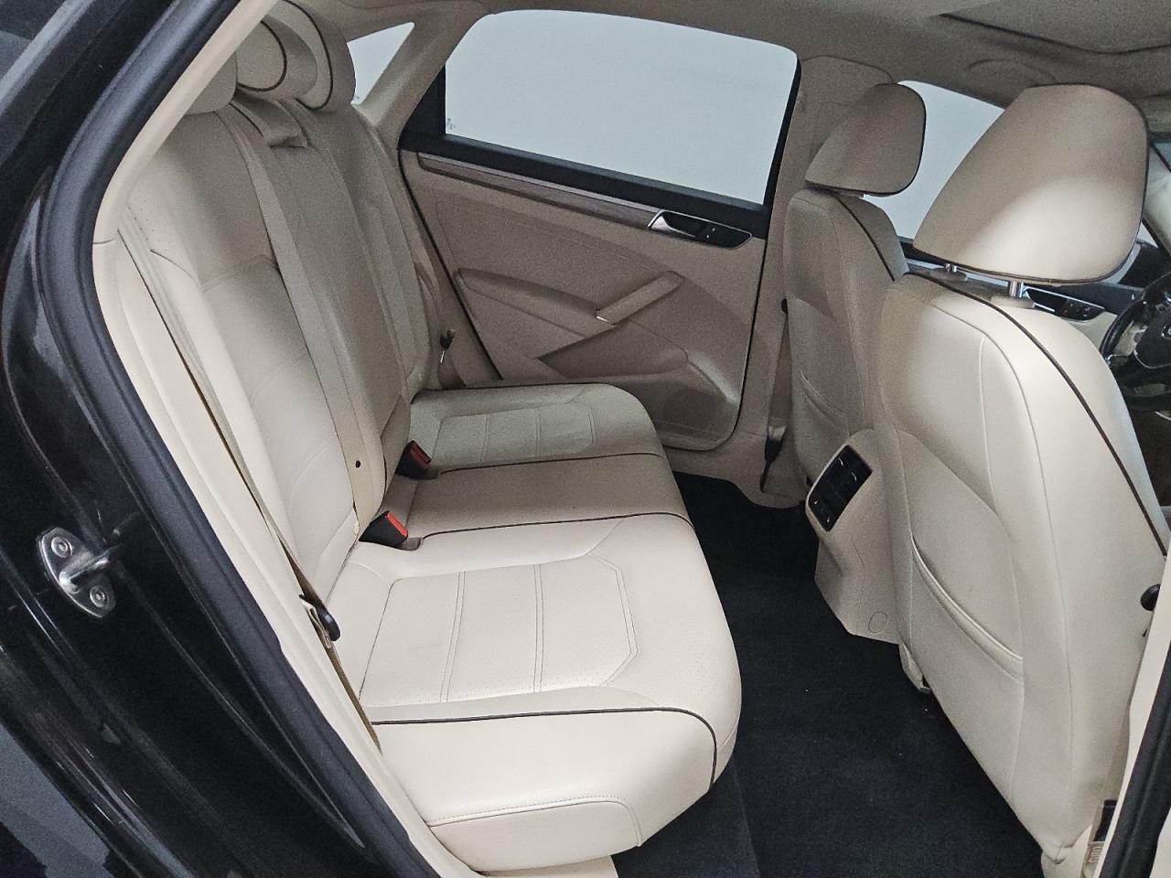 2016 VOLKSWAGEN Passat