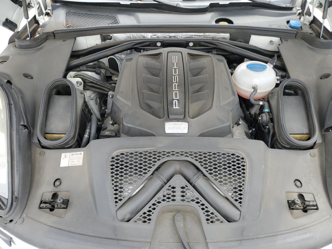 2017 PORSCHE Macan